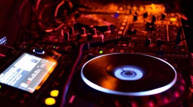 Tüm tedbirler kalktı, bir tek o yasak: Yılbaşı için müzik kararı