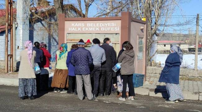 Yarım saatte 10 bin ekmek satıldı: 'Belediye 2 lira yaparsa aç kalırız'