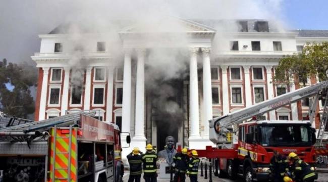 Güney Afrika Parlamentosu'ndaki yangın nedeniyle bir adam tutuklandı