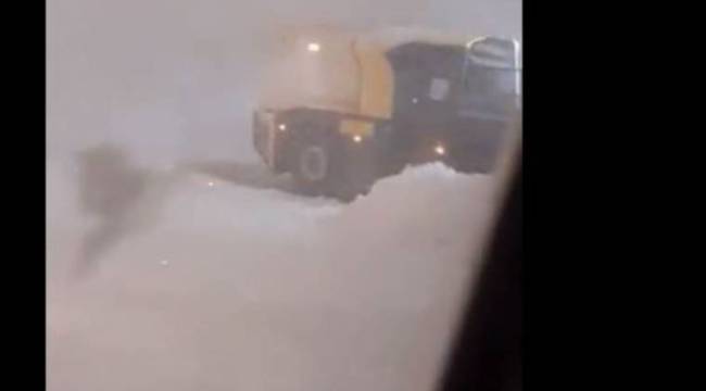 Hava trafiği durdu, yolcular uçaklarda mahsur