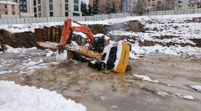 İş makinesi buz tutan su birikintisine düştü: Operatör yaşamını yitirdi