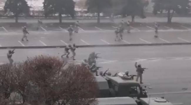 Kazakistan'da çatışmalar sürerken hükümet akaryakıt fiyatlarını sabitledi