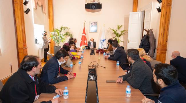 Özcan Purçu Ve Seyyar Çiçekçilerden Başkan Soyer’e Teşekkür Ziyereti