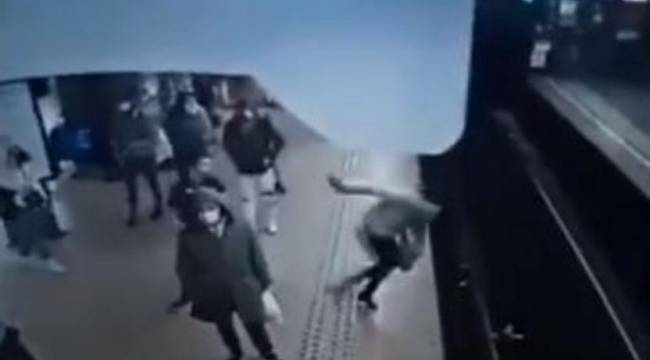 Tanımadığı kadını tren raylarına itti
