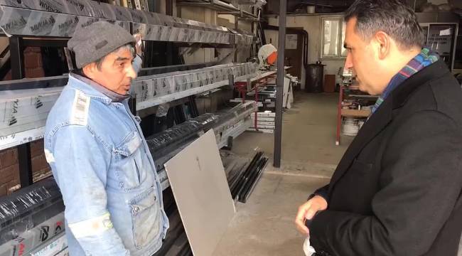 CHP’Lİ DEMİRTAŞ’IN DİNLEDİĞİ SANAYİ ESNAFI: “ASGARİ ÜCRET 4 BİN 250 LİRA OLDU DİYORLAR, KAŞIKLA VERDİ DOZERLE ALDI GİTTİ”
