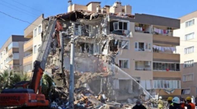 Depremde sağ çıktığı ağır hasarlı binadan düşerek yaşamını yitirdi