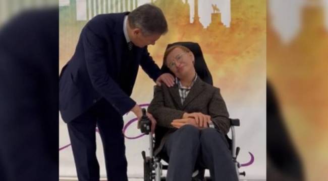 Hawking'in balmumu heykeliyle konuşan Gökçek: Gıkı çıkmadı...