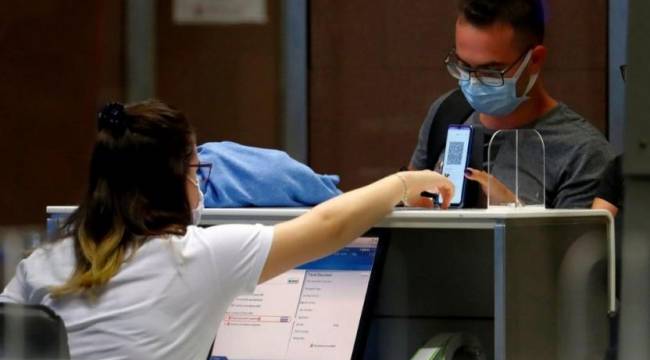 İsrail sınırlarını aşısız turistlere açıyor