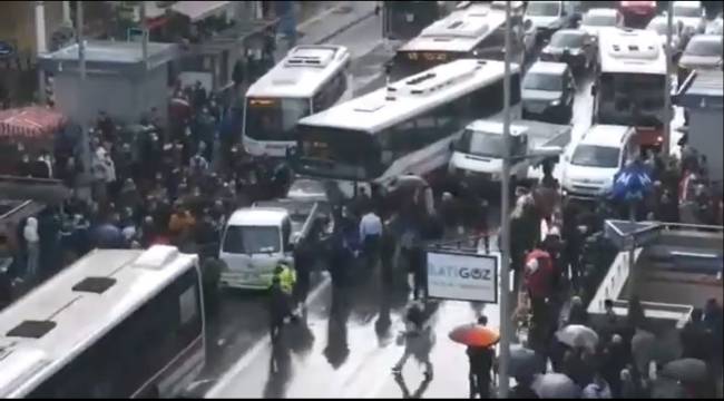 İzmir&#039;de korkunç kaza: Araç kamyonetin altına girdi