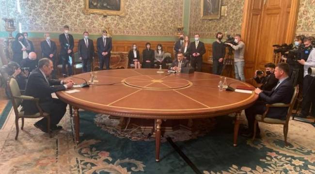 Lavrov: 'Batı Kiev rejimi tarafından işlenen savaş suçlarına göz yumdu'