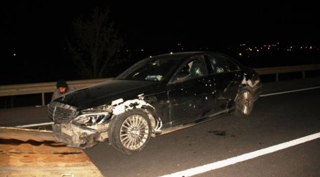 Otomobil uzun namlulu silahla tarandı: 2 ölü