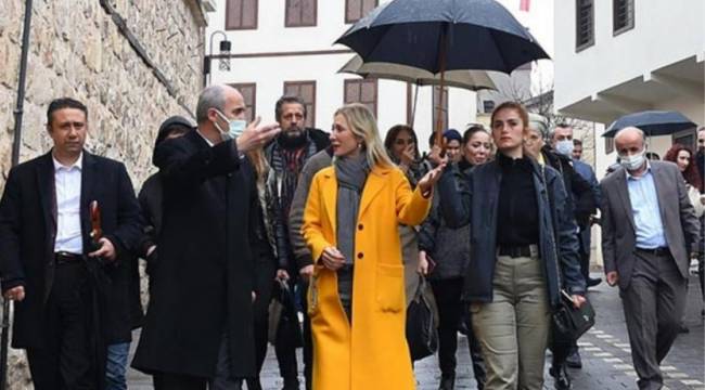 Polis memuruna şemsiye ve çantasını tutturan Bakan eşinden şaşırtmayan açıklama