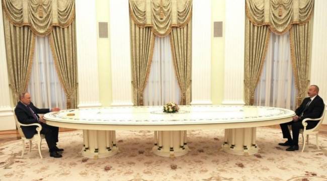 Putin&#039;in meşhur masasına oturan son isim Aliyev oldu