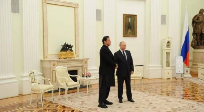 Putin Pakistan Başbakanı İmran Khan'la bir araya geldi