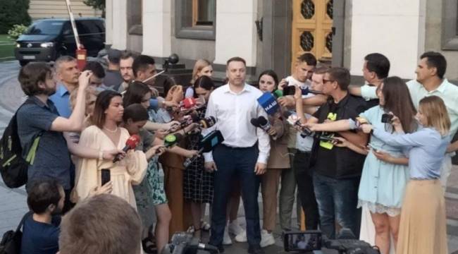 Ukrayna'da bakanın konvoyuna ateş açıldı