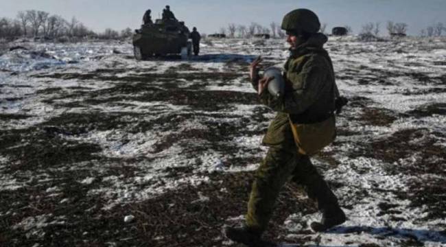 Ukrayna'daki Rusya Büyükelçiliği Rus bayrağını indirdi