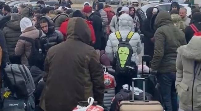 Ukrayna-Romanya sınırında 20 kilometrelik kuyruk oluştu