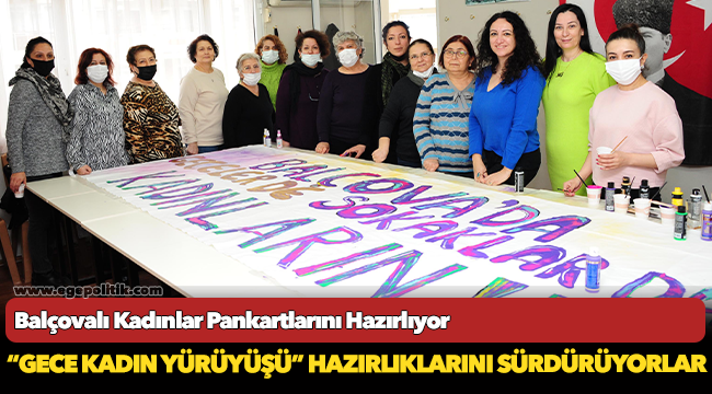 Balçovalı Kadınlar Pankartlarını Hazırlıyor