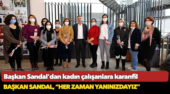 Başkan Sandal’dan kadın çalışanlara karanfil