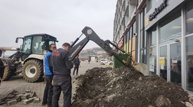 Elektrik borcu krizi inada bindi: Belediye, firmanın kapısının önünü kazdı