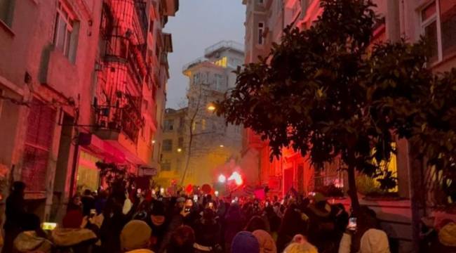 ‘Feminist Gece Yürüyüşü’ne polis engeli