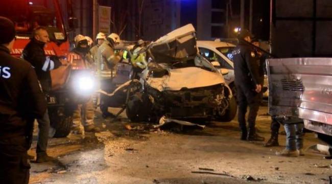 Kadıköy&#039;de zincirleme trafik kazası: 1 ölü, 1 yaralı