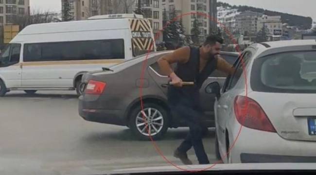 Kırmızı ışıkta geçtiği için kendisini uyaran sürücüye çekiçle saldırdı