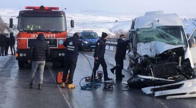 Öğretmen ve öğrencileri taşıyan minibüs kaza yaptı: 16 yaralı