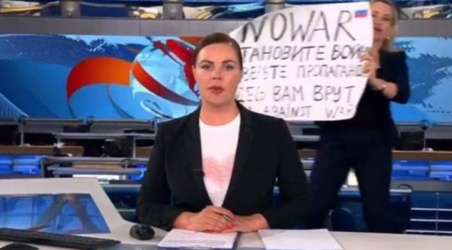 Rus televizyonunda 'savaşa hayır' diyen editör gözaltına alındı