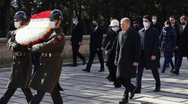 Scholz Anıtkabir Özel Defteri'ni imzaladı