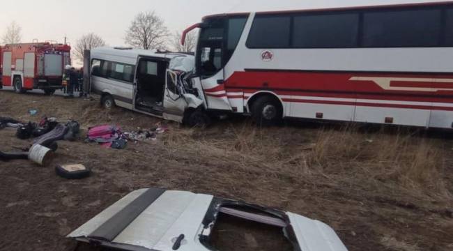 Ukrayna’da tahliye araçları çarpıştı: 7 ölü, 9 yaralı