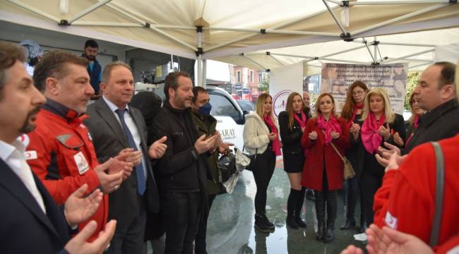 Yağmura aldırmadan kadınlar gününü kutladılar