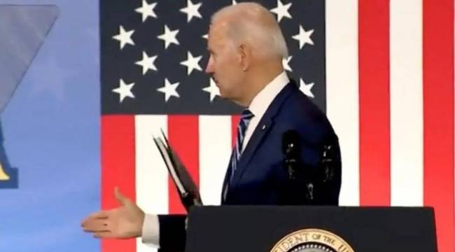 Biden'ın havayla tokalaştığı görüntüler dünyanın gündeminde