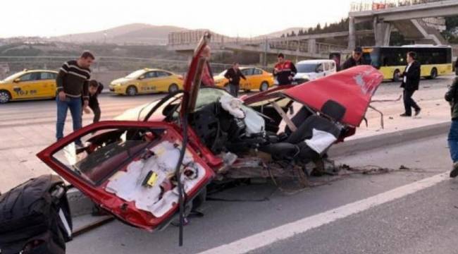 Çevik kuvvet polisi Kadıköy'de kaza yaptı, otomobil ikiye bölündü