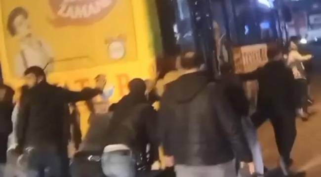 Halk otobüsünün yakıtı bitti, yolcular benzin istasyonuna kadar itti