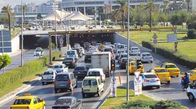 İzmir'de trafiğe kayıtlı araç sayısı Mart ayı sonu itibarıyla 1 milyon 587 bin 185 oldu