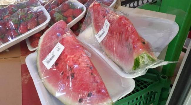 'Karpuzun tamamı 200 lirayı geçiyor, dilim dilim satıyoruz'