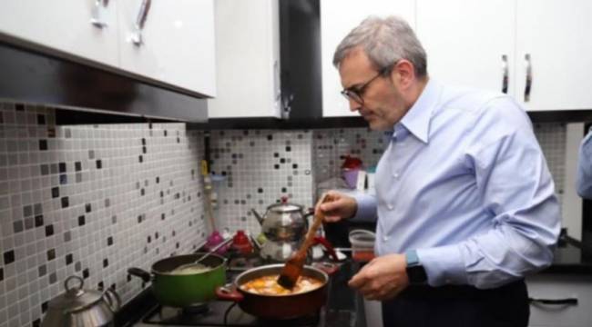 Mahir Ünal menemende sucuk görünce: 'Az önce şikayet etmiyor muydu bunlar'