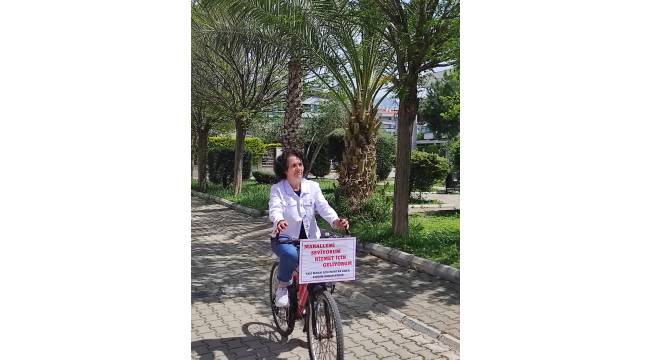 Seçim kampanyasını bisikletle yapıyor