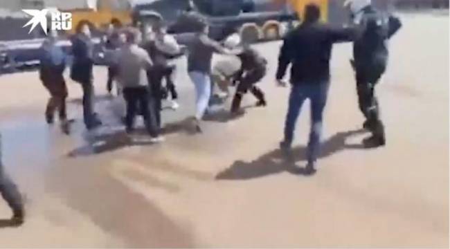 Selanik’te liman işçileri NATO kargolarını yüklemeyi reddetti