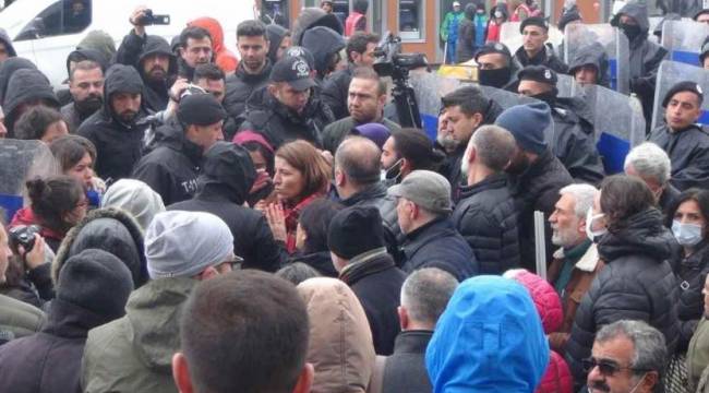 Taksim'de açıklama yapmak isteyen 26 kişi gözaltına alındı