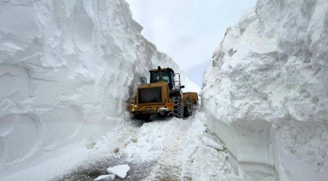 Türkiye'den kar manzarası: Boyu iş makinelerini aştı