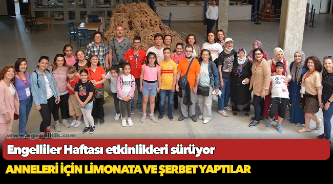 Anneleri için limonata ve şerbet yaptılar