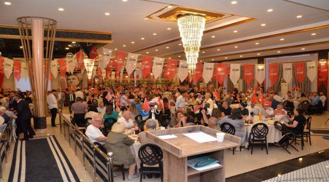 CHP Menemen'den "Biz yürüdükçe yaklaşır aydınlık" sloganıyla dayanışma yemeği!