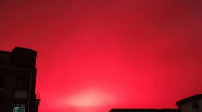 Çin’de gökyüzü kızıla boyandı, halk panik oldu
