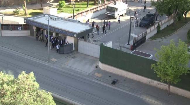 Gaziantep Emniyet Müdürlüğü'nde 'üzerimde bomba var' diyen kişi vuruldu