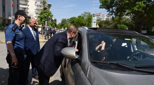 Karşıyaka’da sürücülere “Yayalar İçin 5 Adımda Güvenli Trafik” anlatıldı