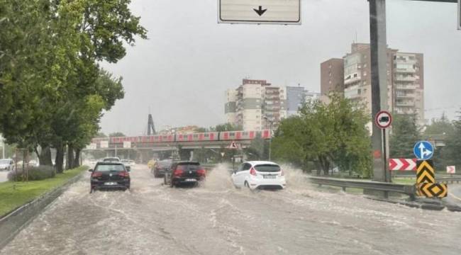 Ankara&#039;da yağan yağmur sele neden oldu