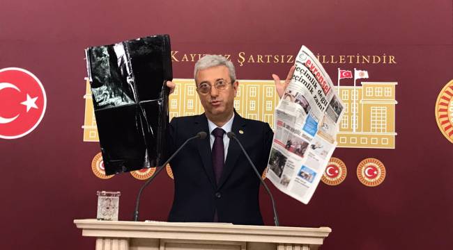 CHP’Lİ ANTMEN’DEN MECLİSTE SİYAH GAZETELİ PROTESTO