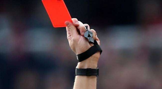 Sahada saldırıya uğrayan hakem hayatını kaybetti